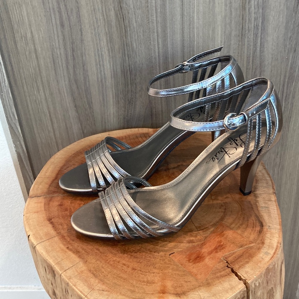 Life Stride Metallic Pump Size 9.5, tried on, never worn.